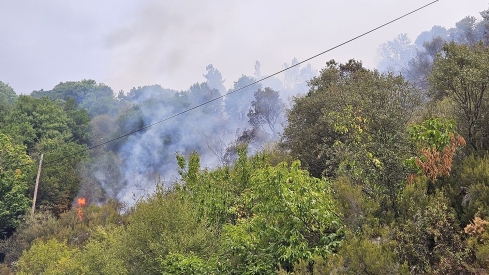 Medios áereos y terrestres sofocan un incendio en Portela de Aguiar (Sobrado)