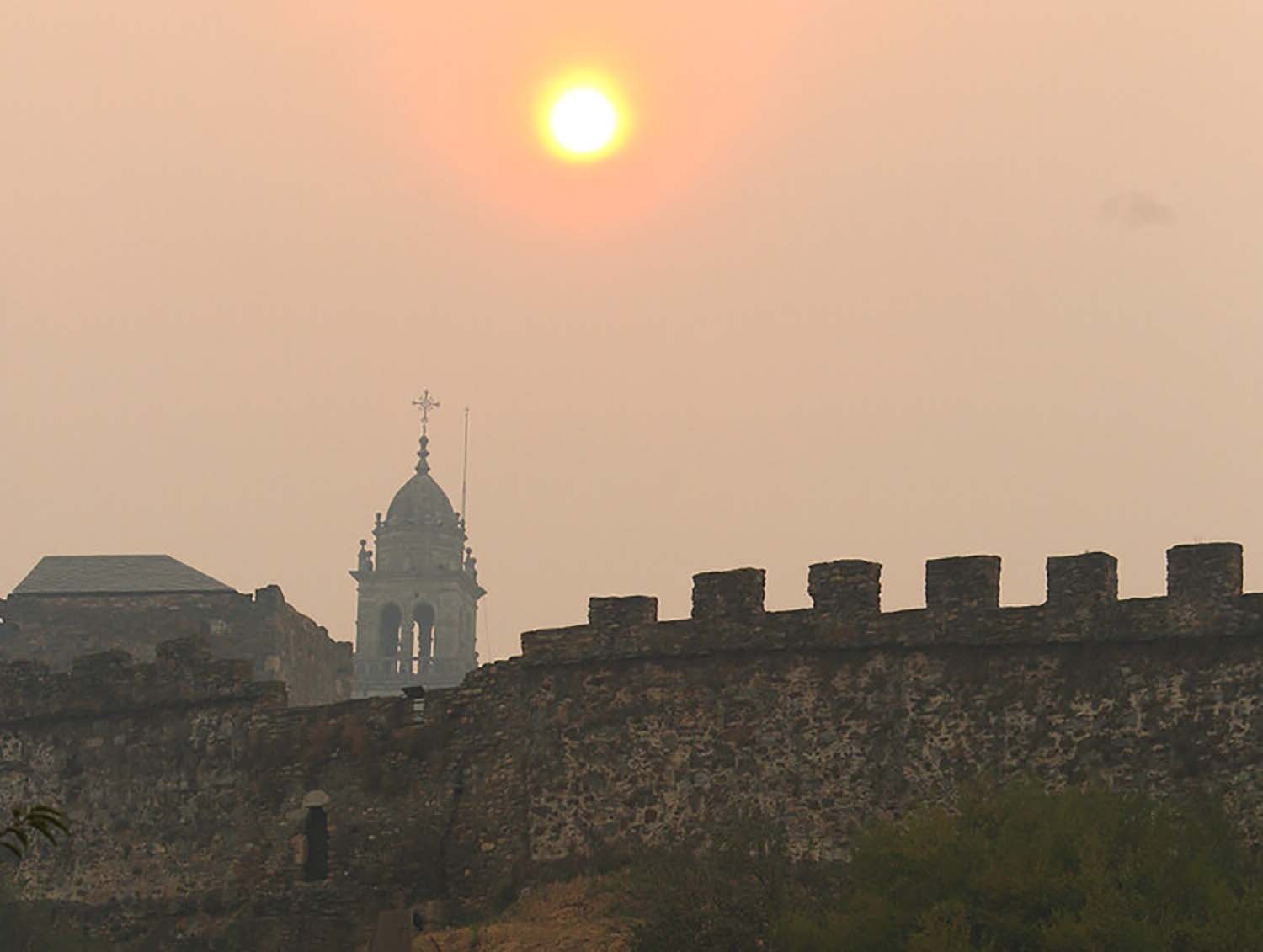 César Hornija / ICAL. Intenso humo en Ponferrada debido a los diferentes incendios |