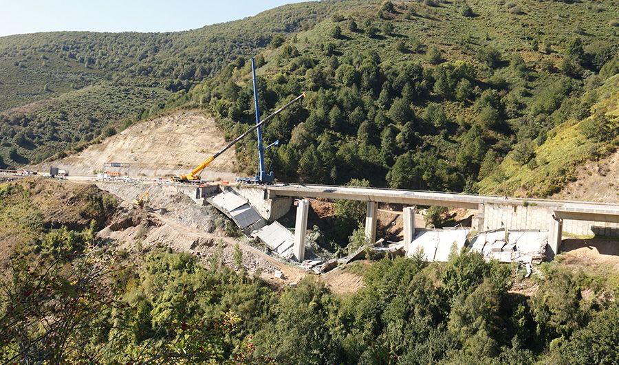 Desmontaje de las pilas 1 y 2 del viaducto del Castro sentido A Coruña en la A-6 en Vega de Valcarce 
