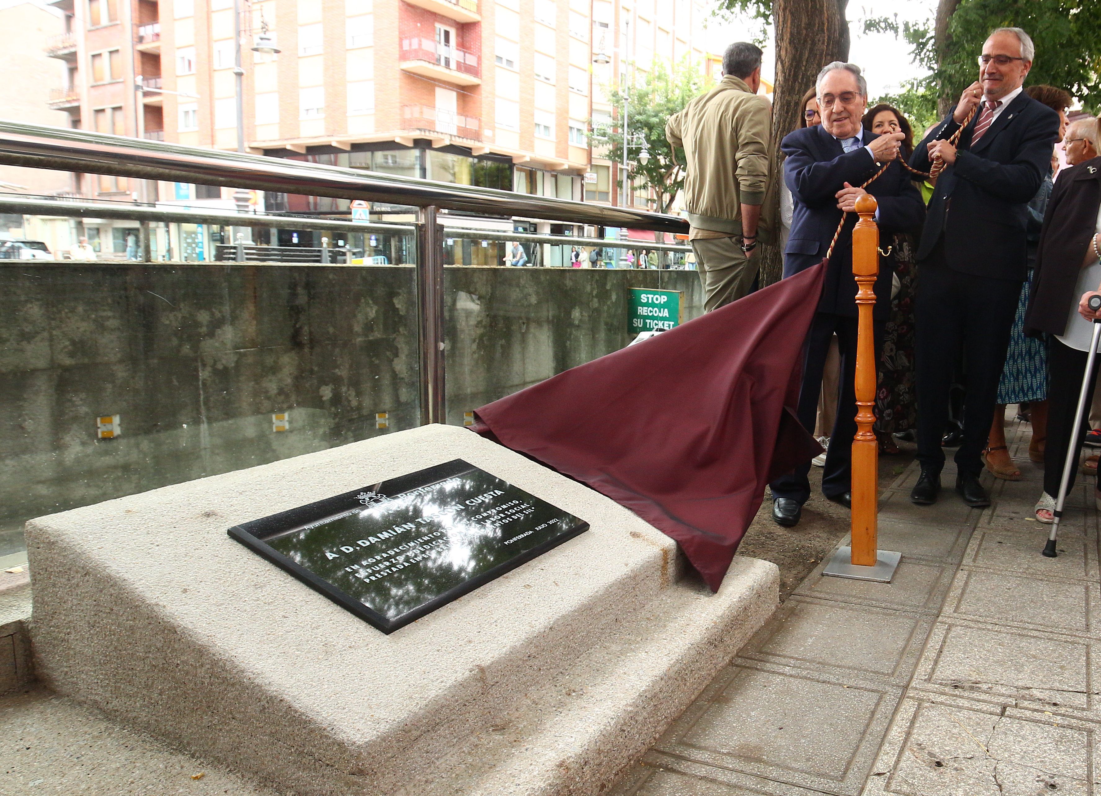 Inauguración de una placa en homenaje a Damián Tascón