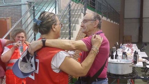Cruz Roja atiende a uno de los desalojados durante los incendios