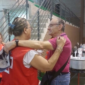 Cruz Roja atiende a uno de los desalojados durante los incendios