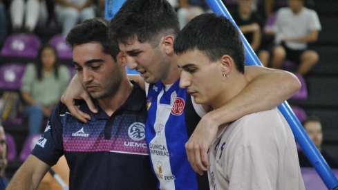 Lesión de Marc Peñarroya durante el CBC Valladolid vs Baloncesto Clínica Ponferrada (7)