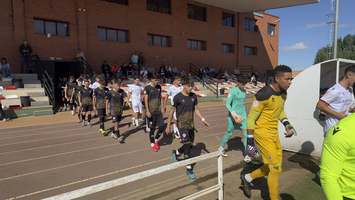 El Atlético Bembibre se impone a la Cultural Leonesa 2