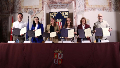 R.Valtero / ICAL . Incremento salarial para miles de docentes veteranos, itinerantes del medio rural y directores de CRA de la Comunidad