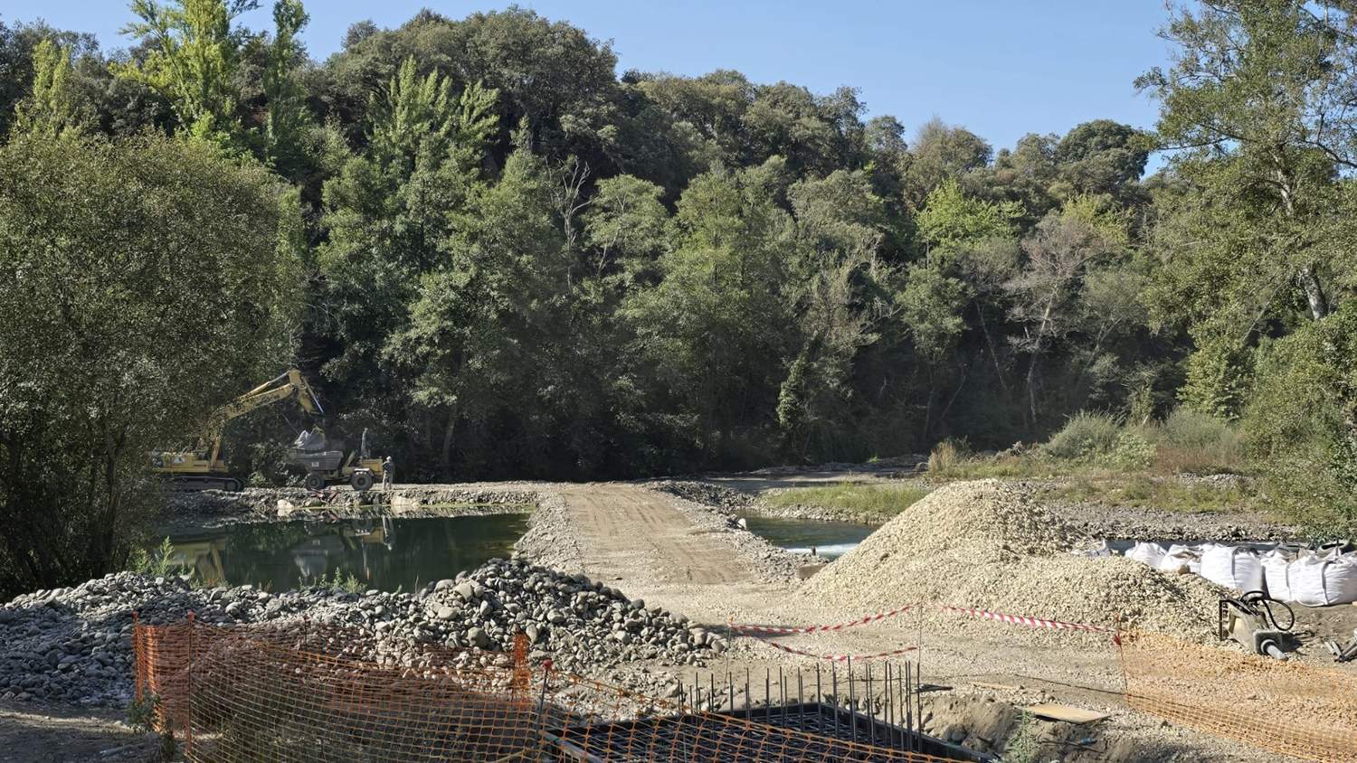 Estado actual del puente de La Valiña (Toral de los Vados) con el inicio de su reconstrucción Estado actual del puente de La Valiña (Toral de los Vados) con el inicio de su reconstrucción