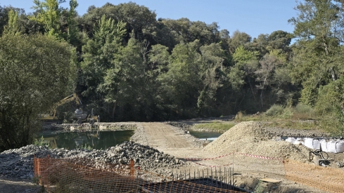 Estado actual del puente de La Valiña (Toral de los Vados) con el inicio de su reconstrucción