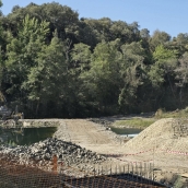 Estado actual del puente de La Valiña (Toral de los Vados) con el inicio de su reconstrucción