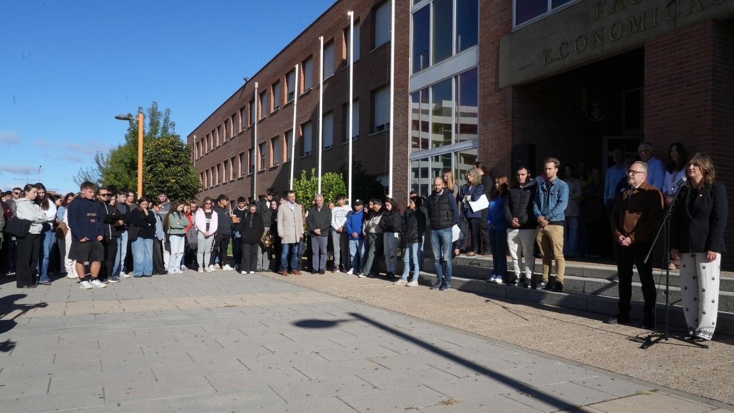 Minuto de silencio por la estudiante de la ULE fallecida en Nápoles Minuto de silencio por la estudiante de la ULE fallecida en Nápoles