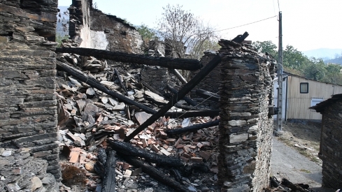 Las cenizas de Arnado  (20) La Junta destina más de 1,2 millones a la recuperación de viviendas afectadas por los incendios en Carucedo, Borrenes y Oencia