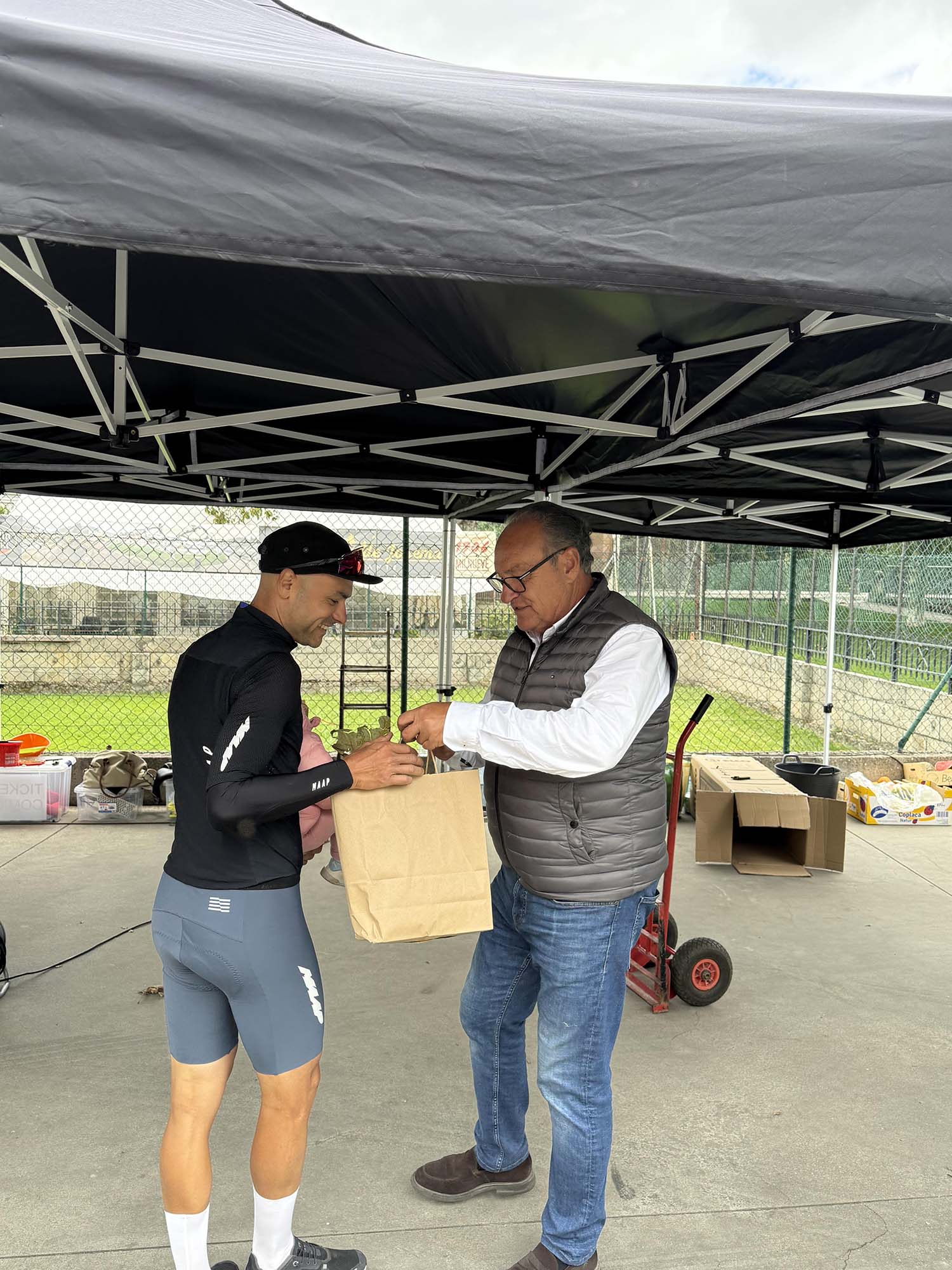 recibe el premio como ganador marcos