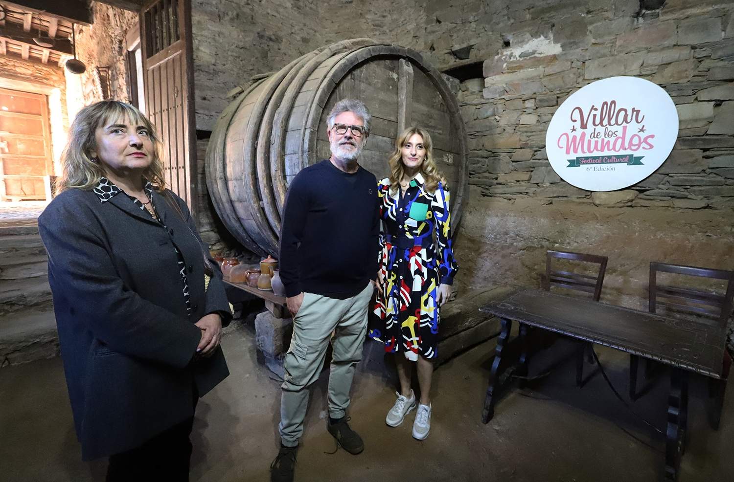 ICAL . La viceconsejera de Acción Cultural, Mar Sancho (D), junto al promotor del festival Villar de los Mundos, Nicolás de la Carrera, y la coordinadora de la Junta en el Bierzo, Rosana Velasco