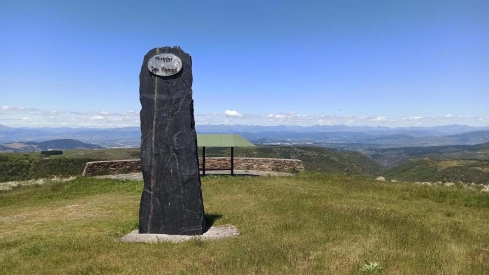 Los vecinos de Espinoso de Compludo condenan "la falta de consenso" en la propuesta de renombrar las antiguas escuelas