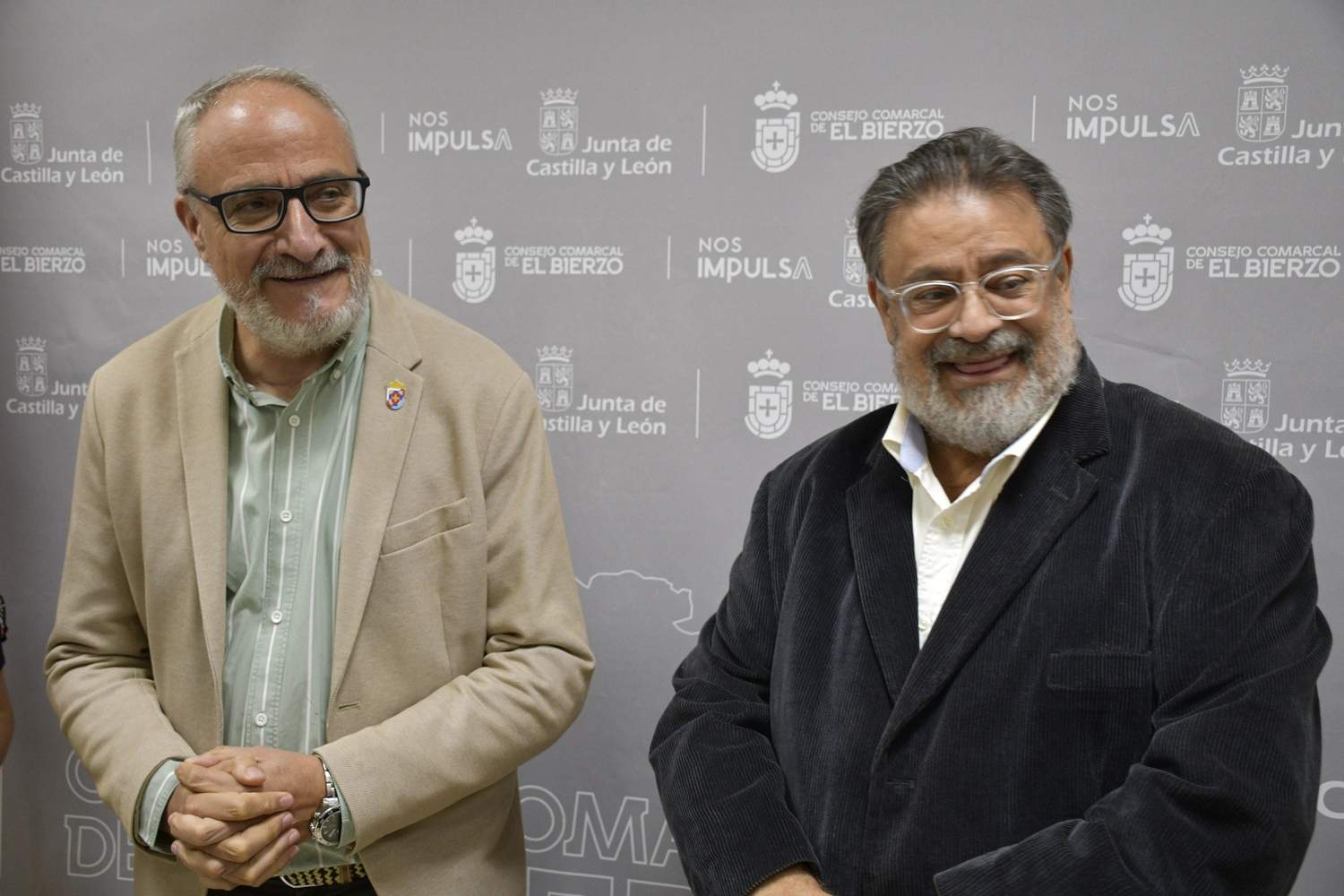 El presidente del Consejo Comarcal del Bierzo, Olegario Ramón (I), y el nuevo director del Instituto de Investigación de la Viña y el Vino de la Universidad de León, Enrique López (D)