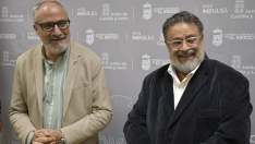 El presidente del Consejo Comarcal del Bierzo, Olegario Ramón (I), y el nuevo director del Instituto de Investigación de la Viña y el Vino de la Universidad de León, Enrique López (D)