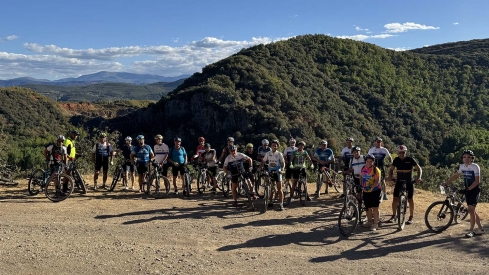 Cementos Cosmos y Asprona Bierzo celebran entre viñedos la quinta Ruta ciclista Azul del Cemento