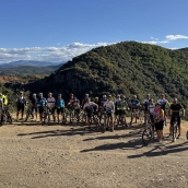 Cementos Cosmos y Asprona Bierzo celebran entre viñedos la quinta Ruta ciclista Azul del Cemento