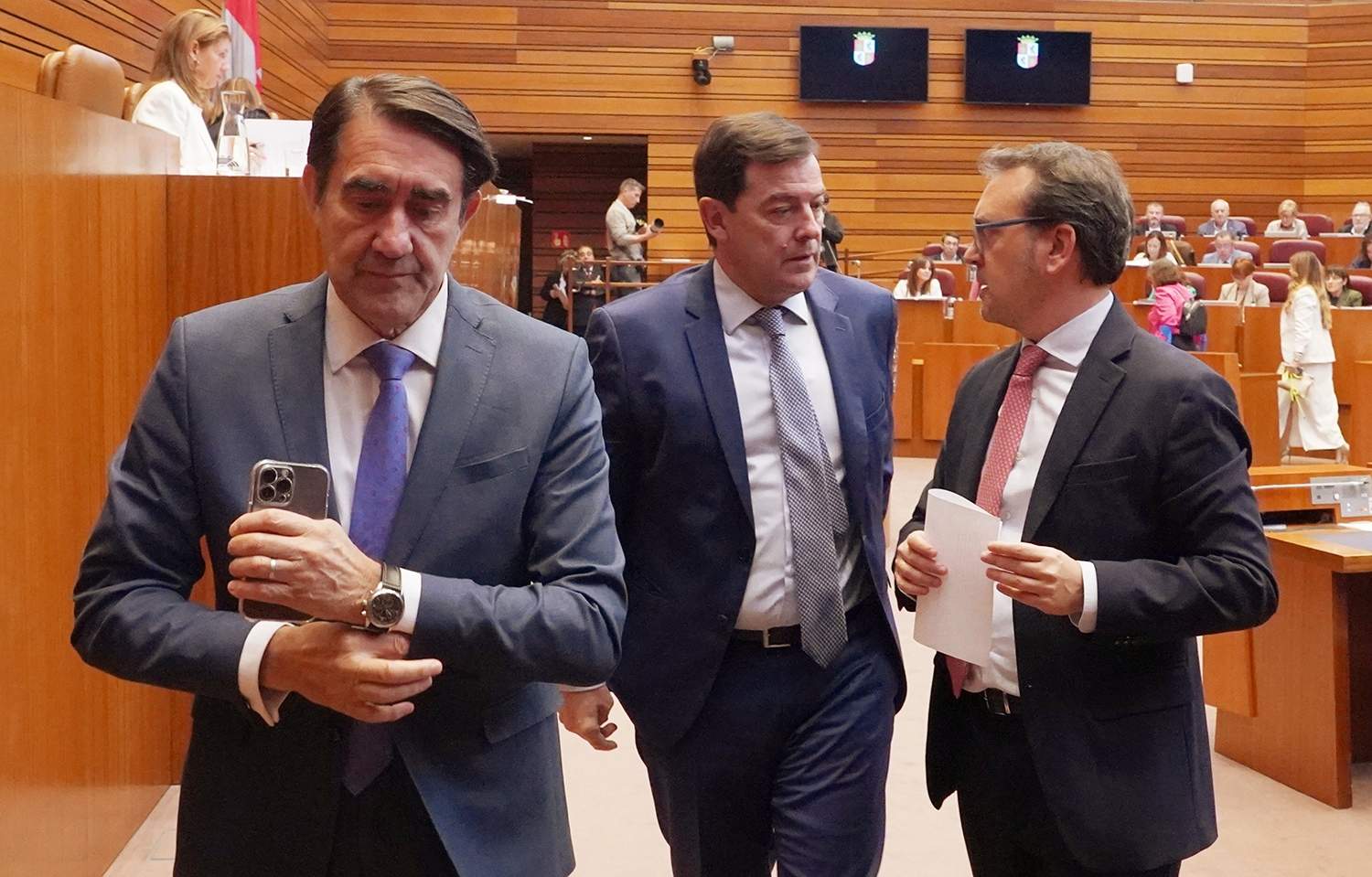 Miriam Chacón / ICAL. El presidente de la Junta, Alfonso Fernández Mañueco junto al portavoz popular Ricardo Gavilanes y el consejero Medio Ambiente, Vivienda y Ordenación del Territorio Juan Carlos Suárez-Quiñones en la segunda sesión del Pleno de las Cortes de Castilla y León