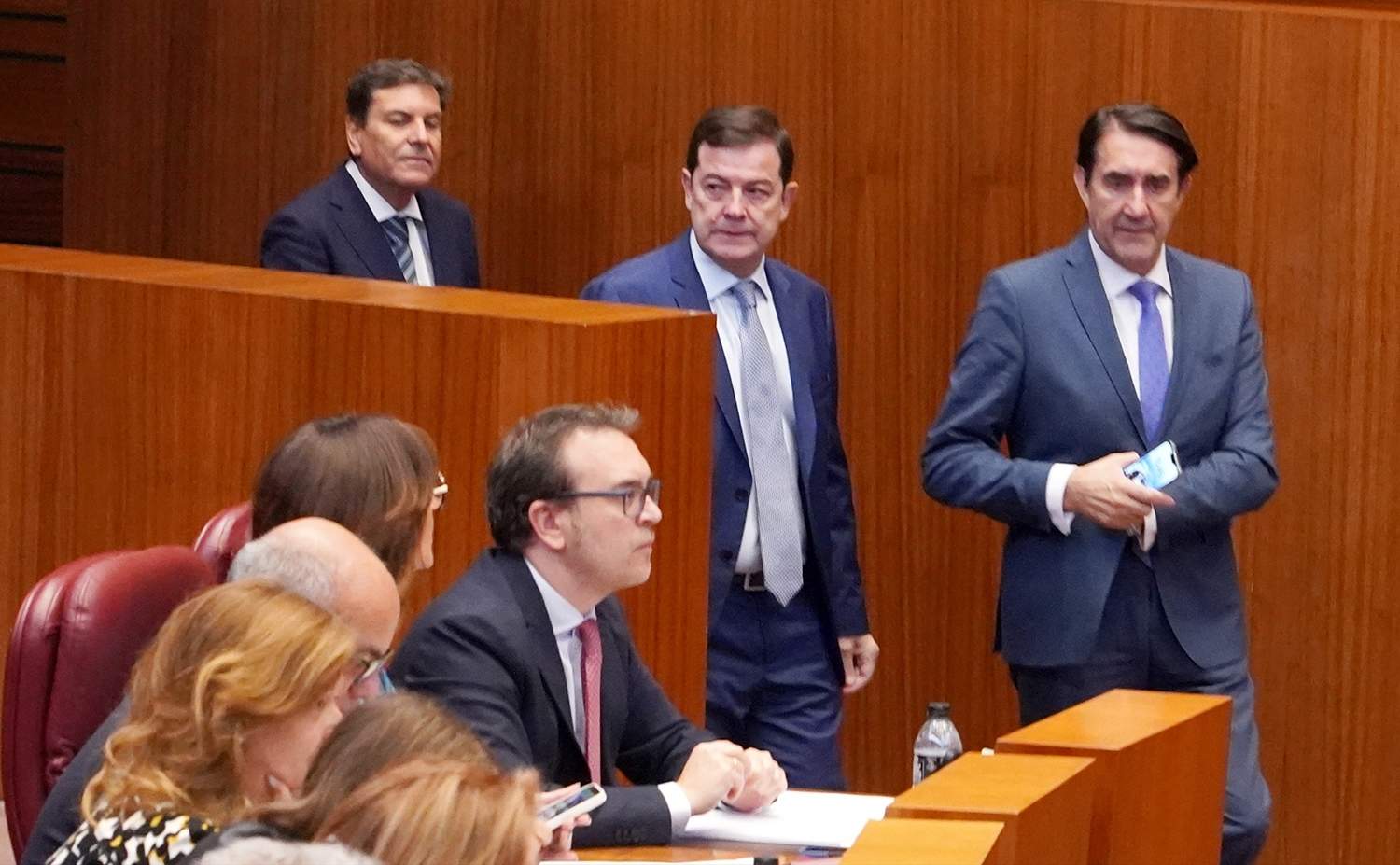 Miriam Chacón / ICAL. El presidente de la Junta, Alfonso Fernández Mañueco junto al consejero de Economía Carlos Fernández Carriedo y el consejero Medio Ambiente, Vivienda y Ordenación del Territorio Juan Carlos Suárez-Quiñones en la segunda sesión del Pleno de las Cortes de Castilla y León