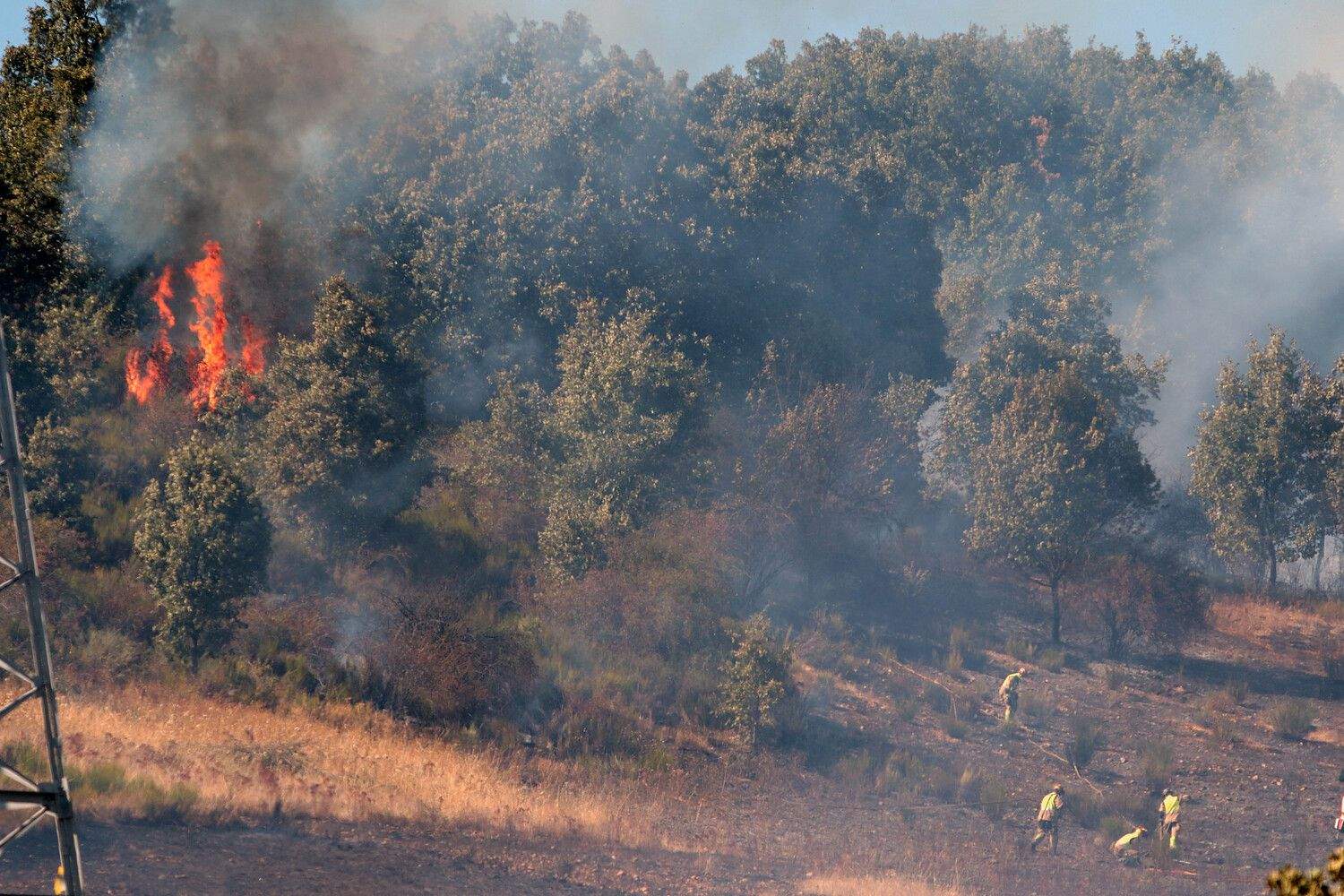 Incendio en Villasinta de Torío (León) | Peio García / ICAL Incendio en Villasinta de Torío (León) | Peio García / ICAL