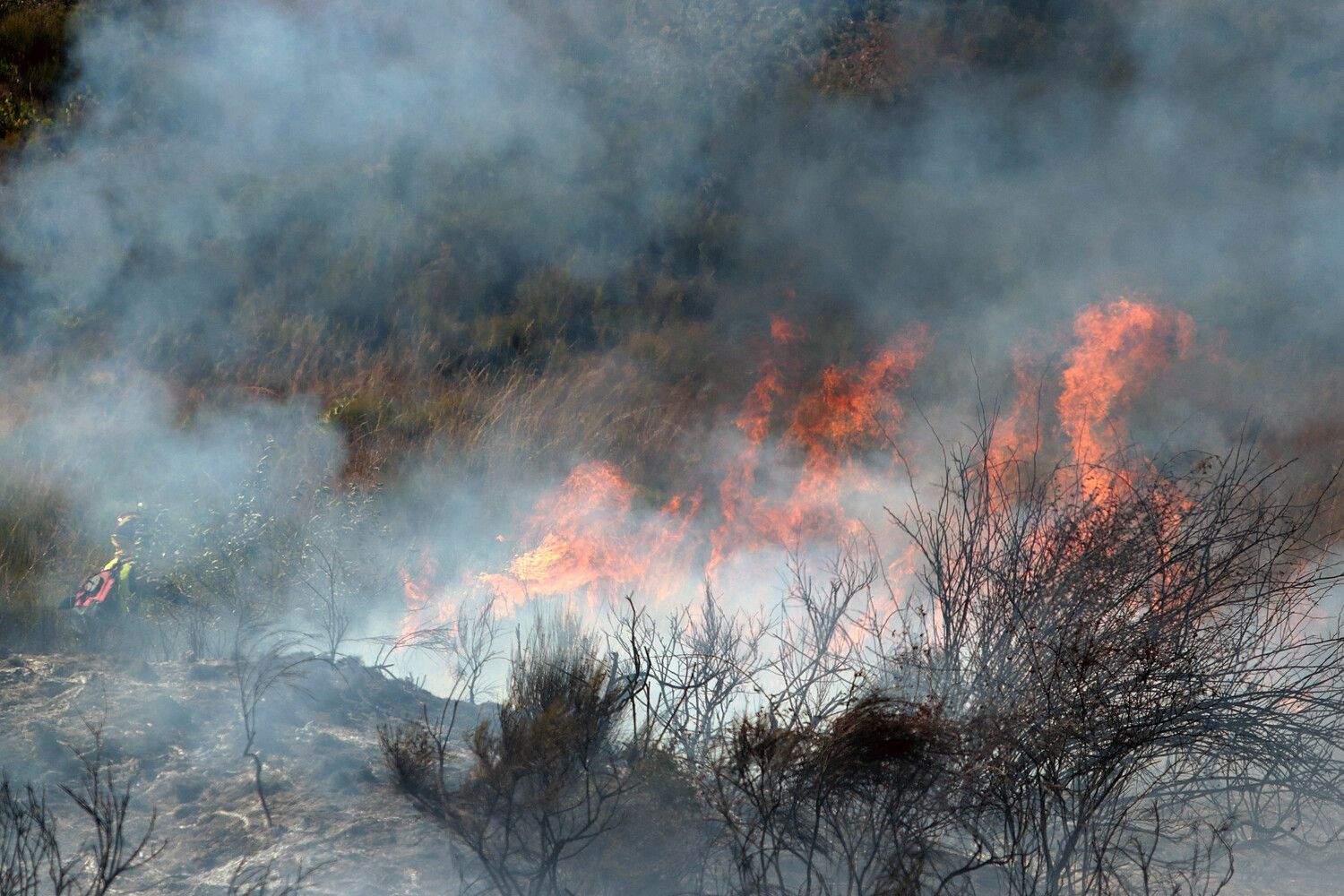 Incendio en una imagen de archivo. Medios aéreos y terrestres luchan contra un nuevo incendio San Martín de Moreda (Vega de Espinareda) Incendio en una imagen de archivo. Medios aéreos y terrestres luchan contra un nuevo incendio San Martín de Moreda (Vega de Espinareda)