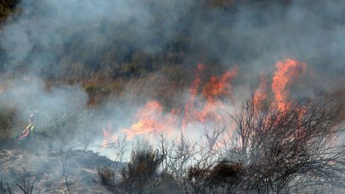 Incendio en una imagen de archivo. Medios aéreos y terrestres luchan contra un nuevo incendio San Martín de Moreda (Vega de Espinareda)