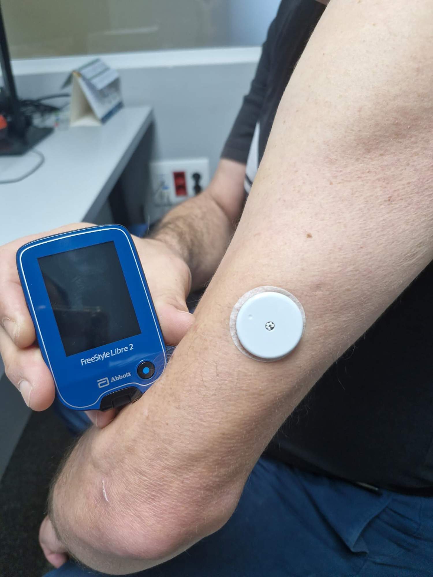 Un paciente de la Gasbi con el medidor de glucosa