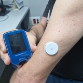 Un paciente de la Gasbi con el medidor de glucosa