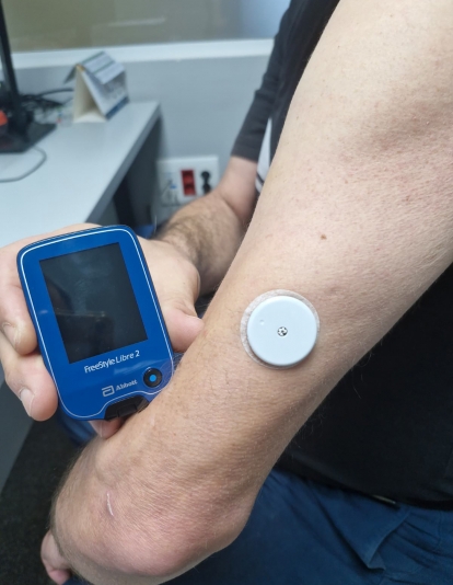 Un paciente de la Gasbi con el medidor de glucosa