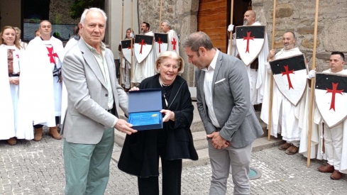 Amalita recibe el Botillo de Oro