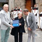 Amalita recibe el Botillo de Oro