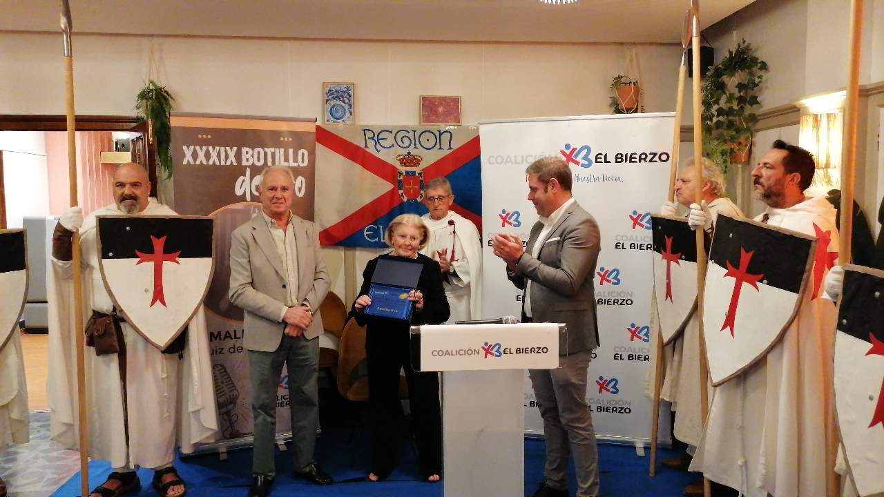 Amalita recibe el Botillo de Oro (2)