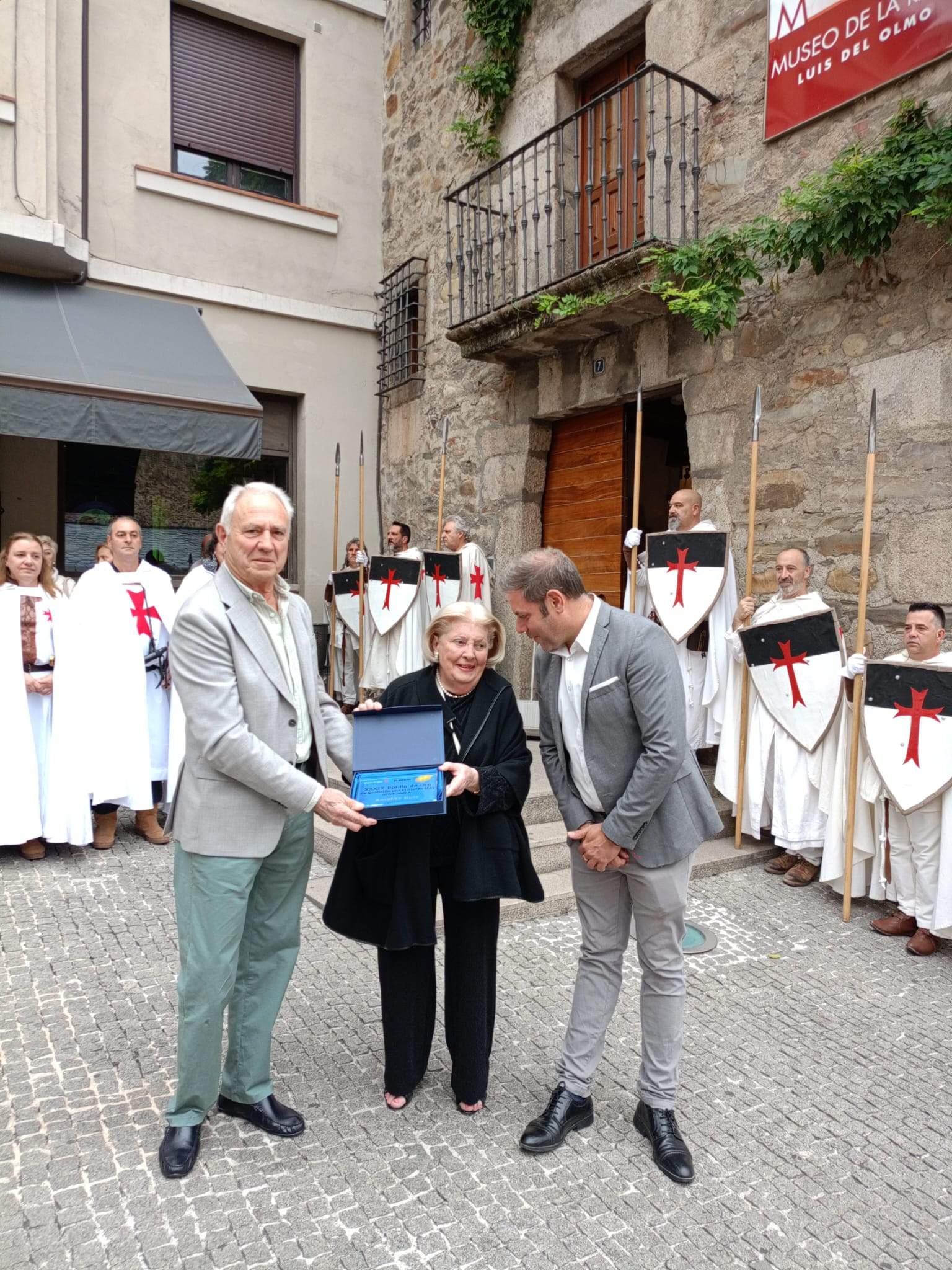 Amalita recibe el Botillo de Oro (1)