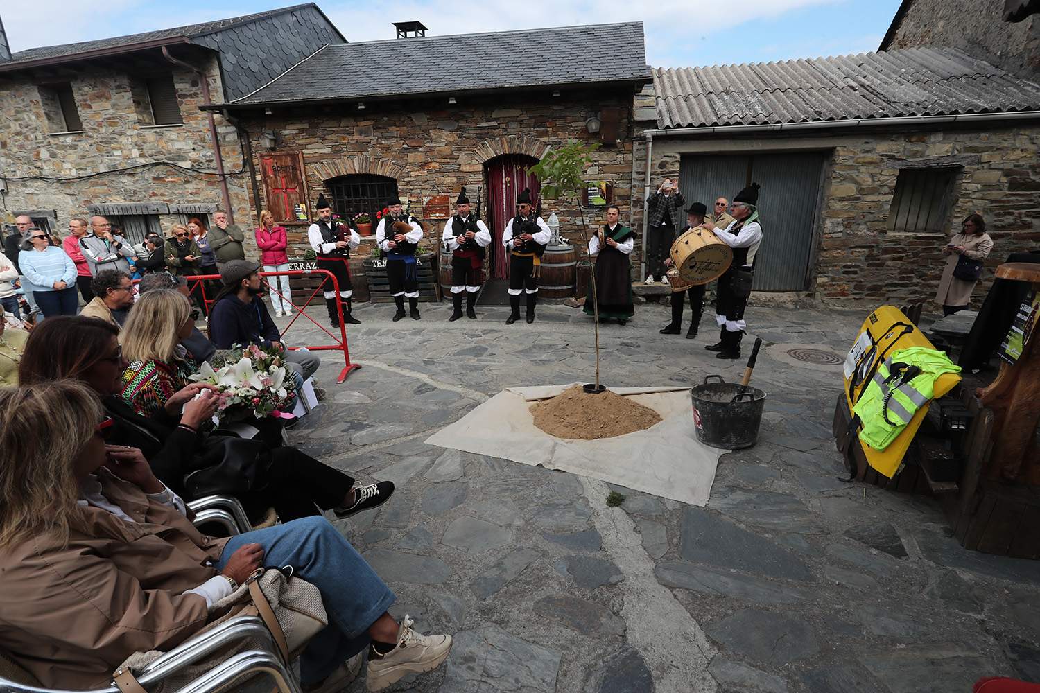 ICAL . La Asociación de Vecinos El Nogalón celebra un acto de homenaje al bombero forestal Nacho Rumbao, fallecido en acto de servicio en Espinoso de Compludo (2)