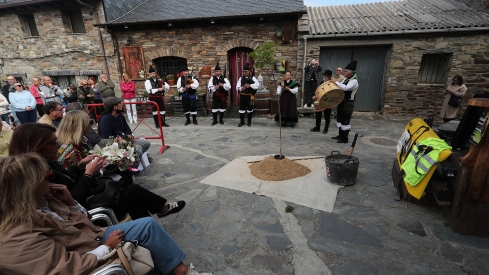 ICAL . La Asociación de Vecinos El Nogalón celebra un acto de homenaje al bombero forestal Nacho Rumbao, fallecido en acto de servicio en Espinoso de Compludo (2)