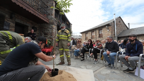 ICAL . La Asociación de Vecinos El Nogalón celebra un acto de homenaje al bombero forestal Nacho Rumbao, fallecido en acto de servicio en Espinoso de Compludo (4)