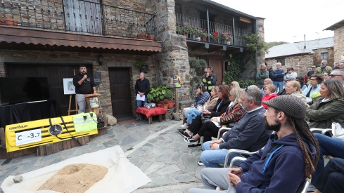 ICAL . La Asociación de Vecinos El Nogalón celebra un acto de homenaje al bombero forestal Nacho Rumbao, fallecido en acto de servicio en Espinoso de Compludo (10)