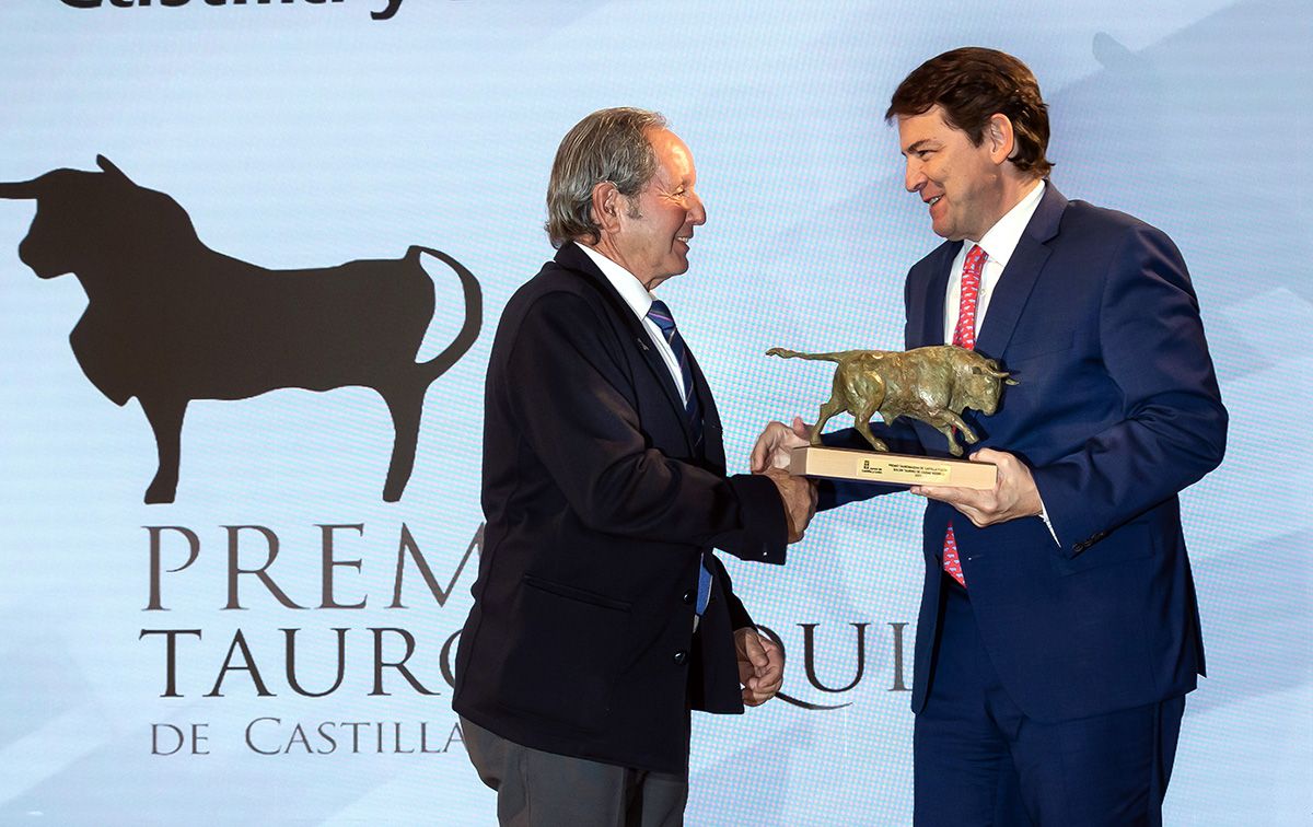 El presidente de la Junta de Castilla y León, Alfonso Fernández Mañueco, entrega el Premio Tauromaquia 2021 de Castilla y León al Bolsín Taurino Mirobrigense.