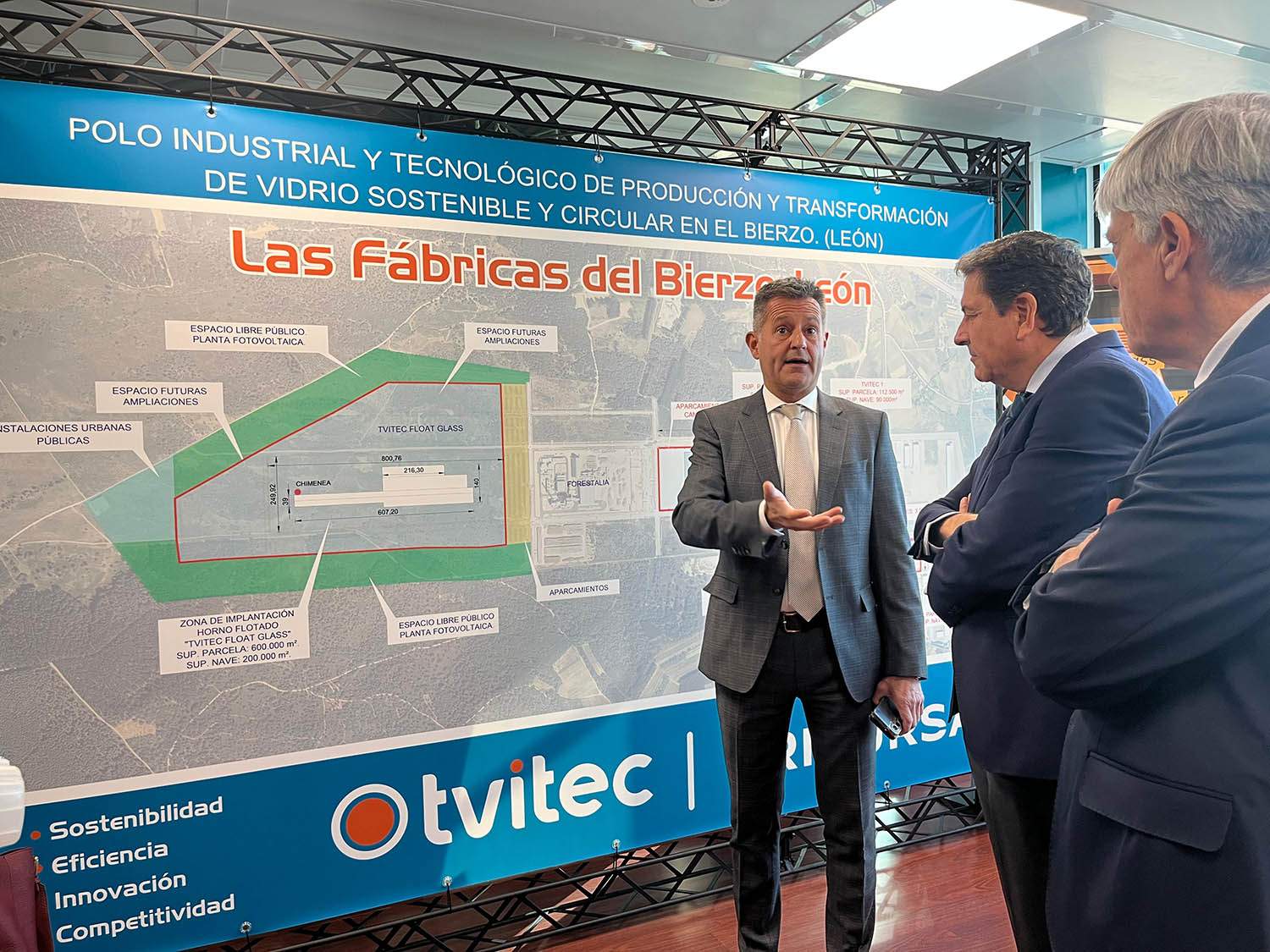 El consejero de Economía visita las instalaciones de Tvitec en Cubillos del Sil. En la foto, el director comercial de Tvitec, Alberto Fernández Sutil