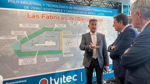 El consejero de Economía visita las instalaciones de Tvitec en Cubillos del Sil. En la foto, el director comercial de Tvitec, Alberto Fernández Sutil