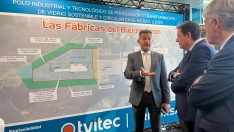El consejero de Economía visita las instalaciones de Tvitec en Cubillos del Sil. En la foto, el director comercial de Tvitec, Alberto Fernández Sutil