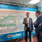 El consejero de Economía visita las instalaciones de Tvitec en Cubillos del Sil. En la foto, el director comercial de Tvitec, Alberto Fernández Sutil