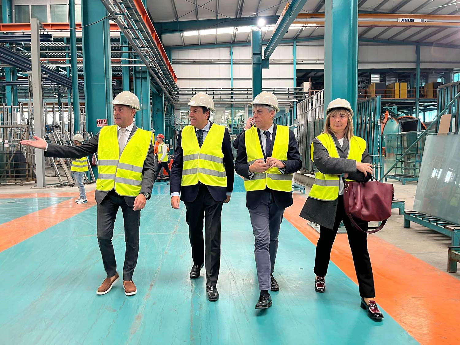 El consejero de Economía visita las instalaciones de Tvitec en Cubillos del Sil junto al director comercial de Tvitec, Alberto Fernández Sutil, y el delegado de la Junta, Eduardo Diego