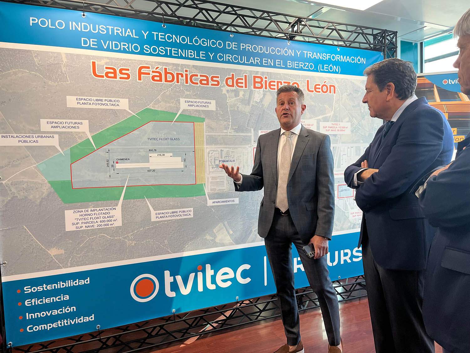 El consejero de Economía visita las instalaciones de Tvitec en Cubillos del Sil junto al director comercial de Tvitec, Alberto Fernández Sutil.