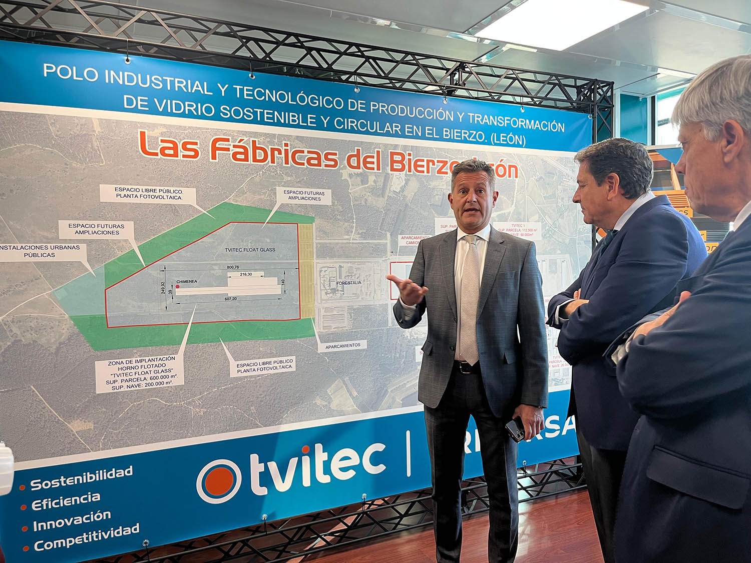 El consejero de Economía visita las instalaciones de Tvitec en Cubillos del Sil junto al director comercial de Tvitec, Alberto Fernández Sutil .