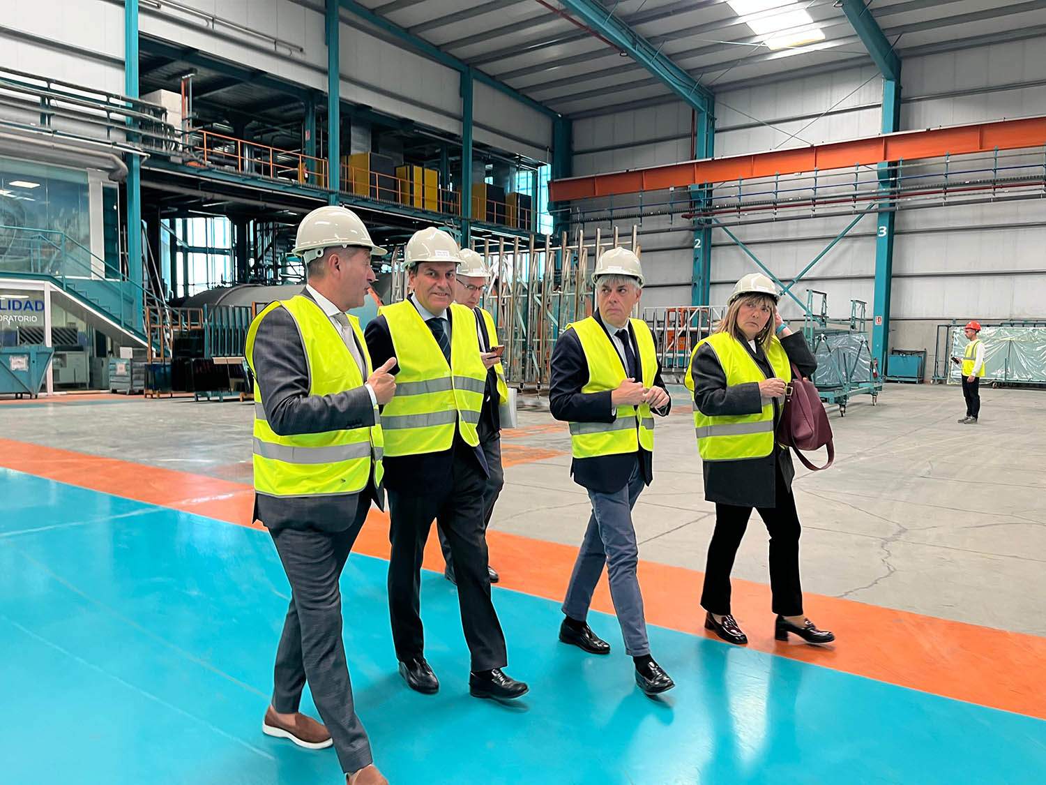 El consejero de Economía visita las instalaciones de Tvitec en Cubillos del Sil junto al director comercial de Tvitec, Alberto Fernández Sutil