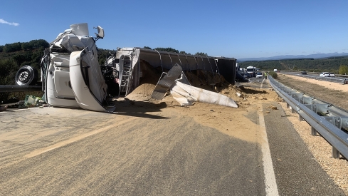 Una persona atrapada en un camión tras volcar en la A6 en Folgoso de la Ribera