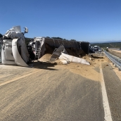 Una persona atrapada en un camión tras volcar en la A6 en Folgoso de la Ribera