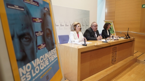 Rubén Cacho / ICAL . El consejero de Sanidad, Alejandro Vázquez Ramos, presenta la campaña de vacunación de la gripe, la COVID-19 y el VRS.
