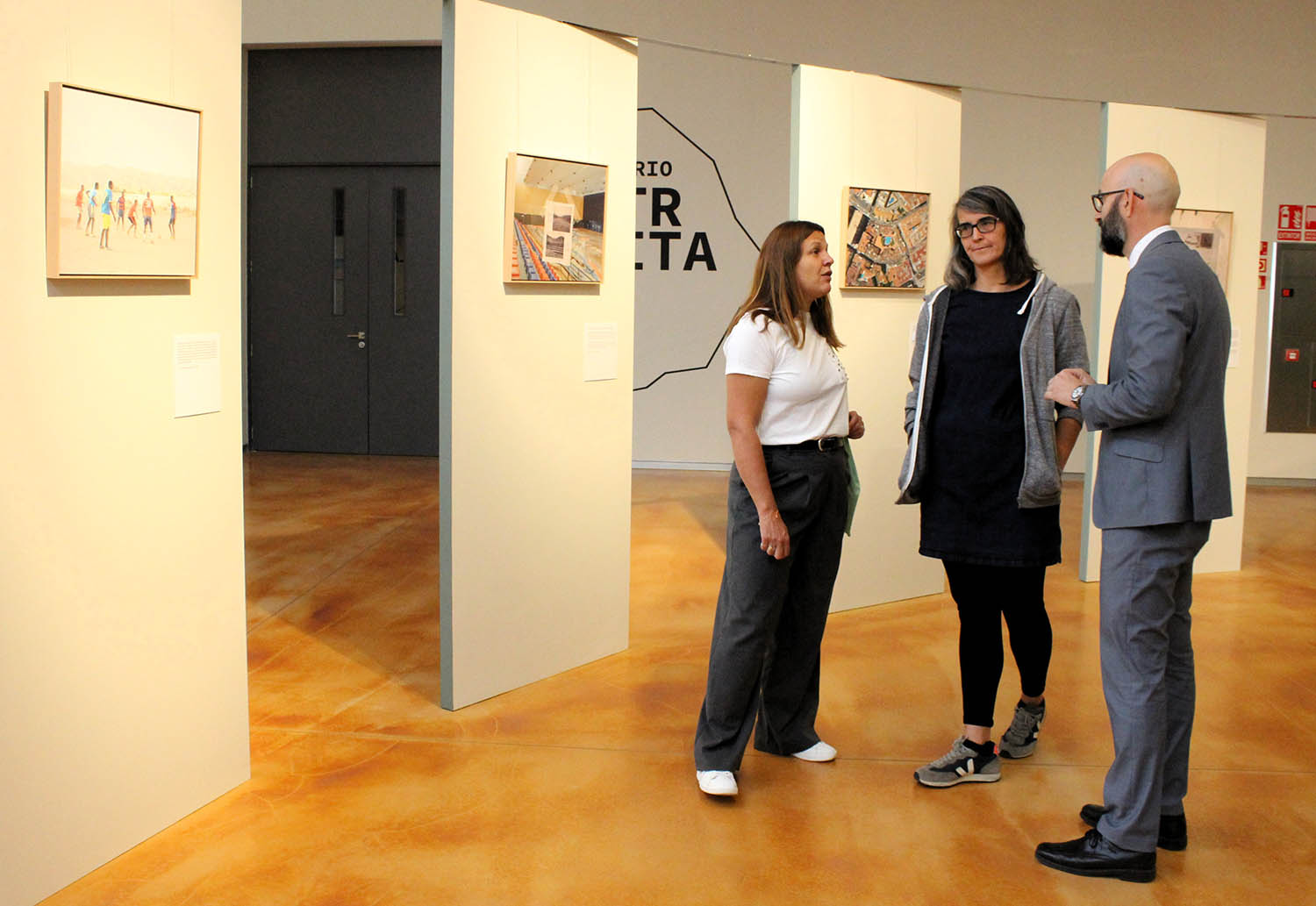 Llega a la Térmica Cultural la muestra ‘Eroding Franco’, sobre la huella ecológica del franquismo. El Subdelegado del Gobierno, Héctor Alaiz, la directora de la Fundación Ciudad de la Energía, Yasodhara López y la comisionada, Carmen Gustrán